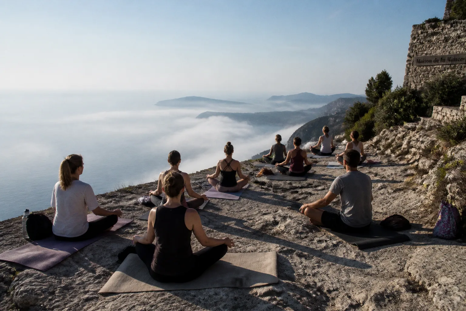 Yoga à la Grande Corniche : ma leçon face aux entrées maritimes