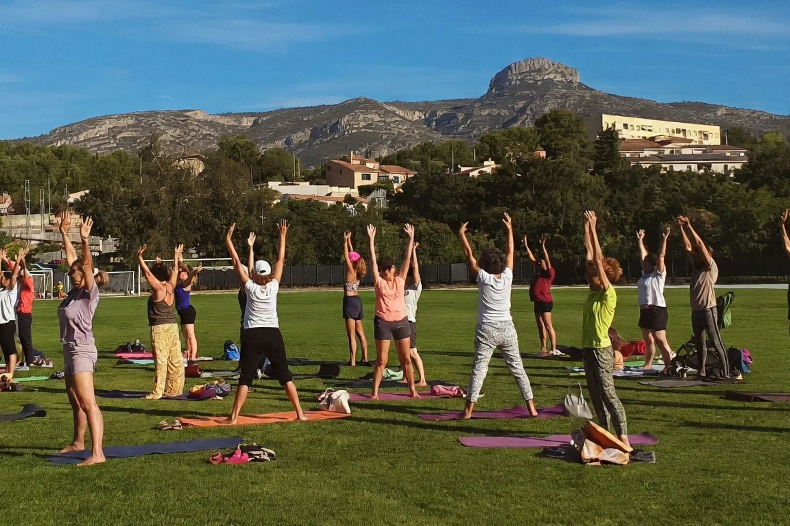 Yoga en plein air à Aubagne : une immersion sensorielle au cœur de la fête