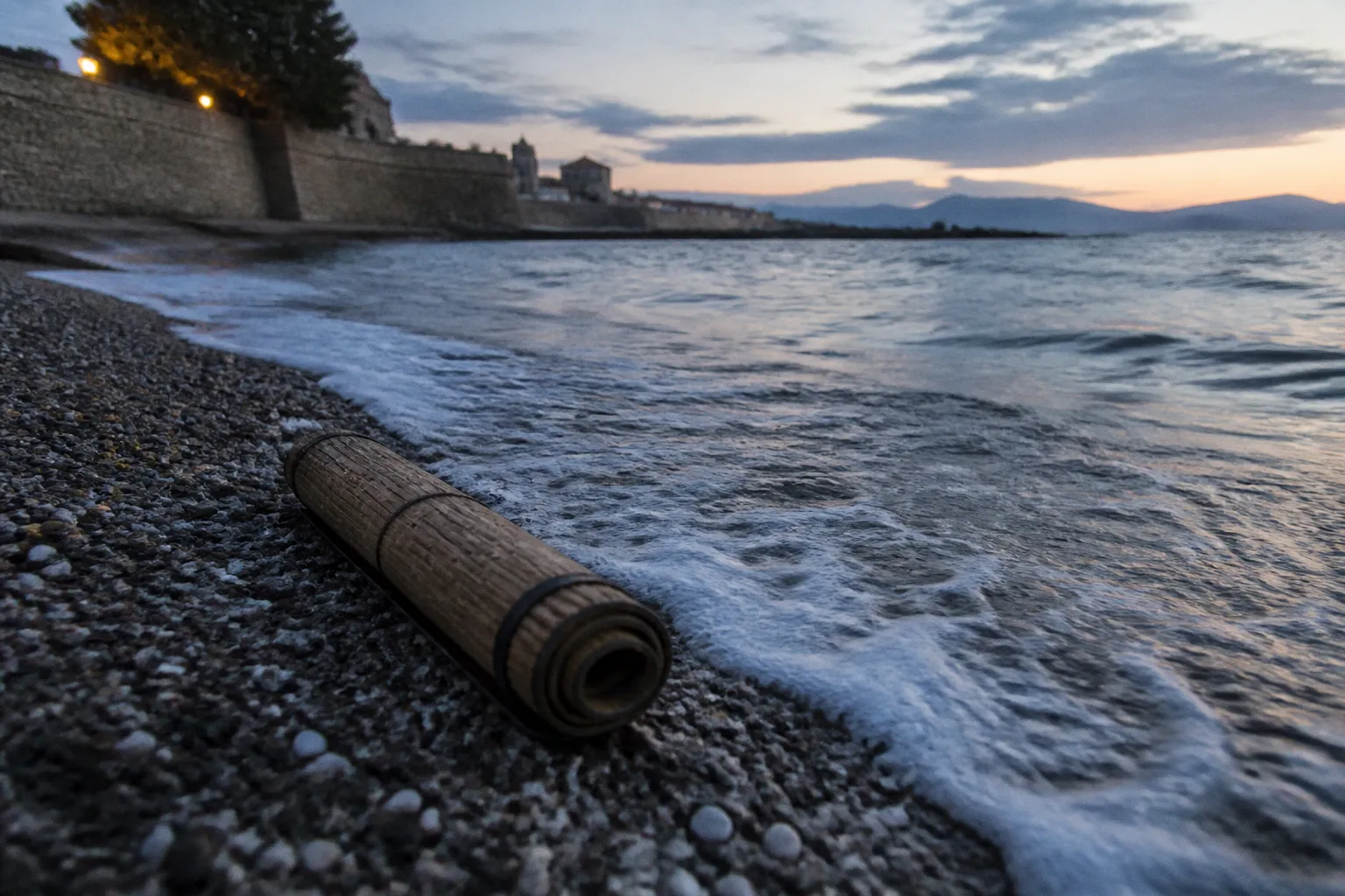 Yoga sur la plage de la Riviera : fausse bonne idée ?